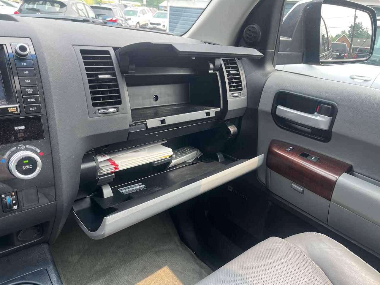 Toyota Sequoia 4WD LV8 6-Spd AT Platinum (Natl) 2011