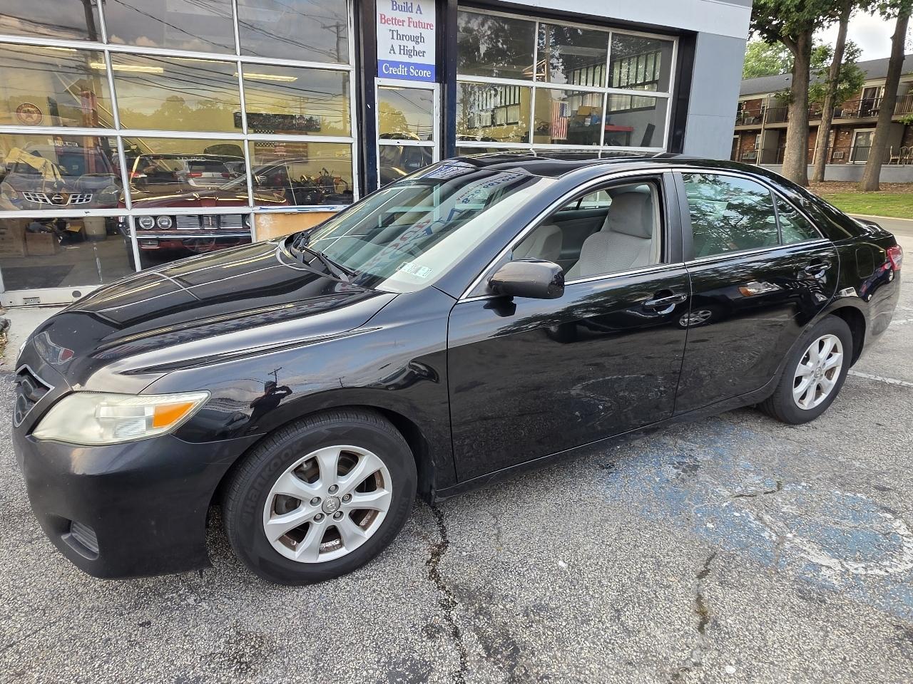 Toyota Camry 4dr Sdn I4 Auto LE (Natl) 2011