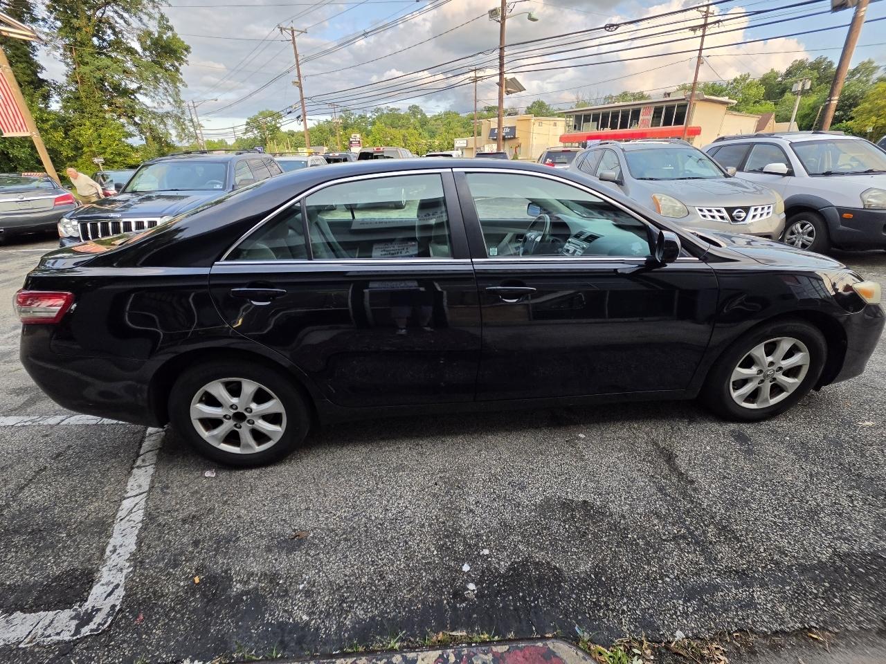 Toyota Camry 4dr Sdn I4 Auto LE (Natl) 2011