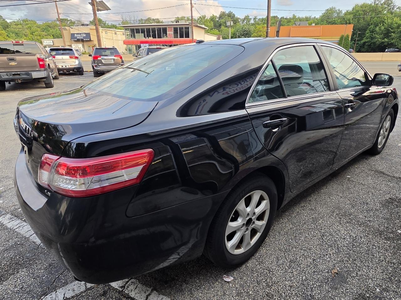 Toyota Camry 4dr Sdn I4 Auto LE (Natl) 2011