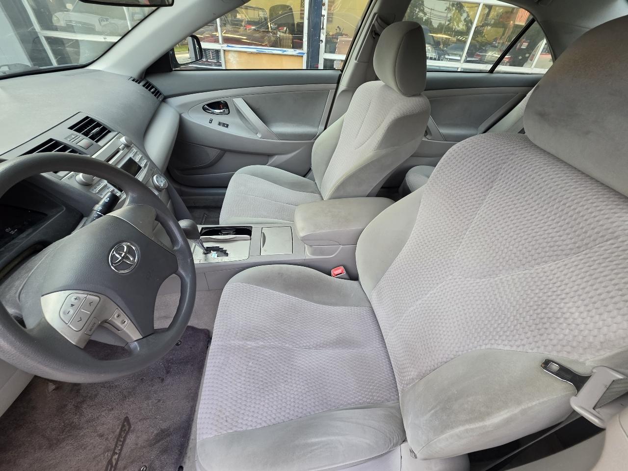 Toyota Camry 4dr Sdn I4 Auto LE (Natl) 2011