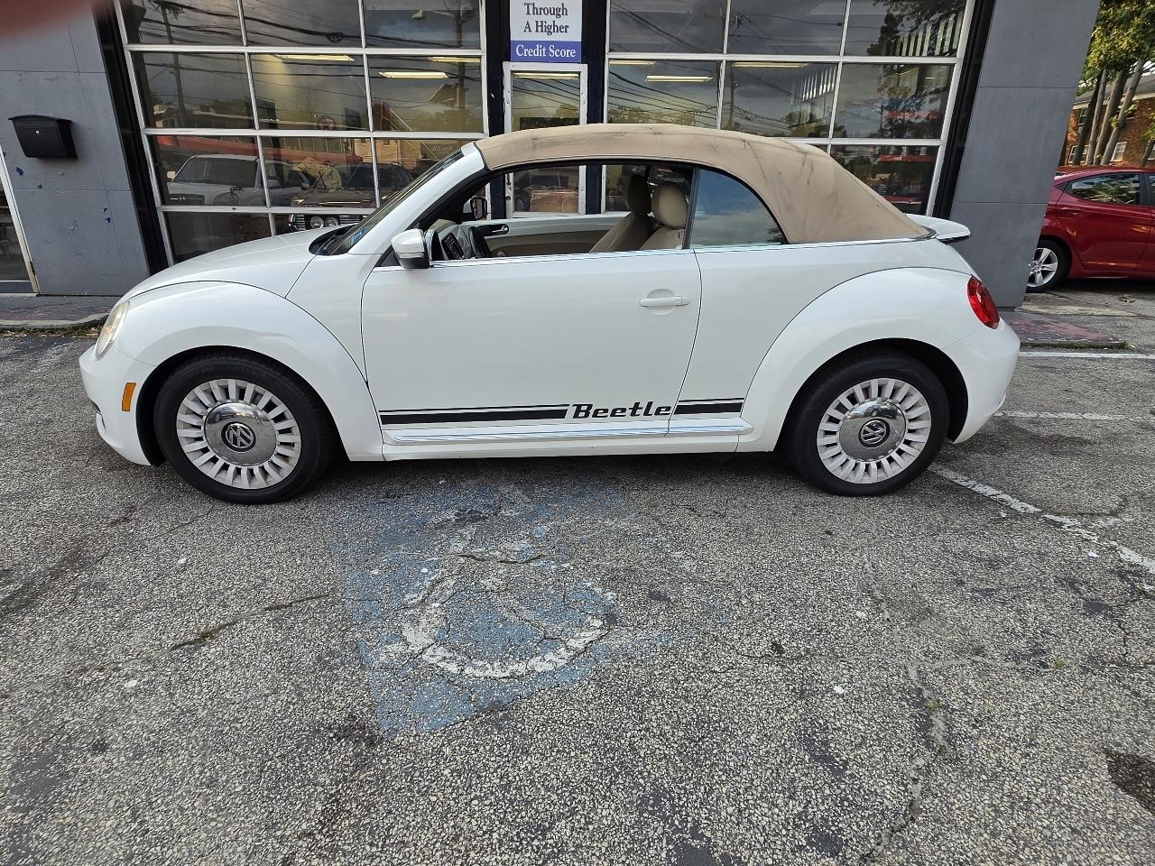 Volkswagen Beetle Convertible 2dr Auto 2.5L PZEV *Ltd Avail* 2014