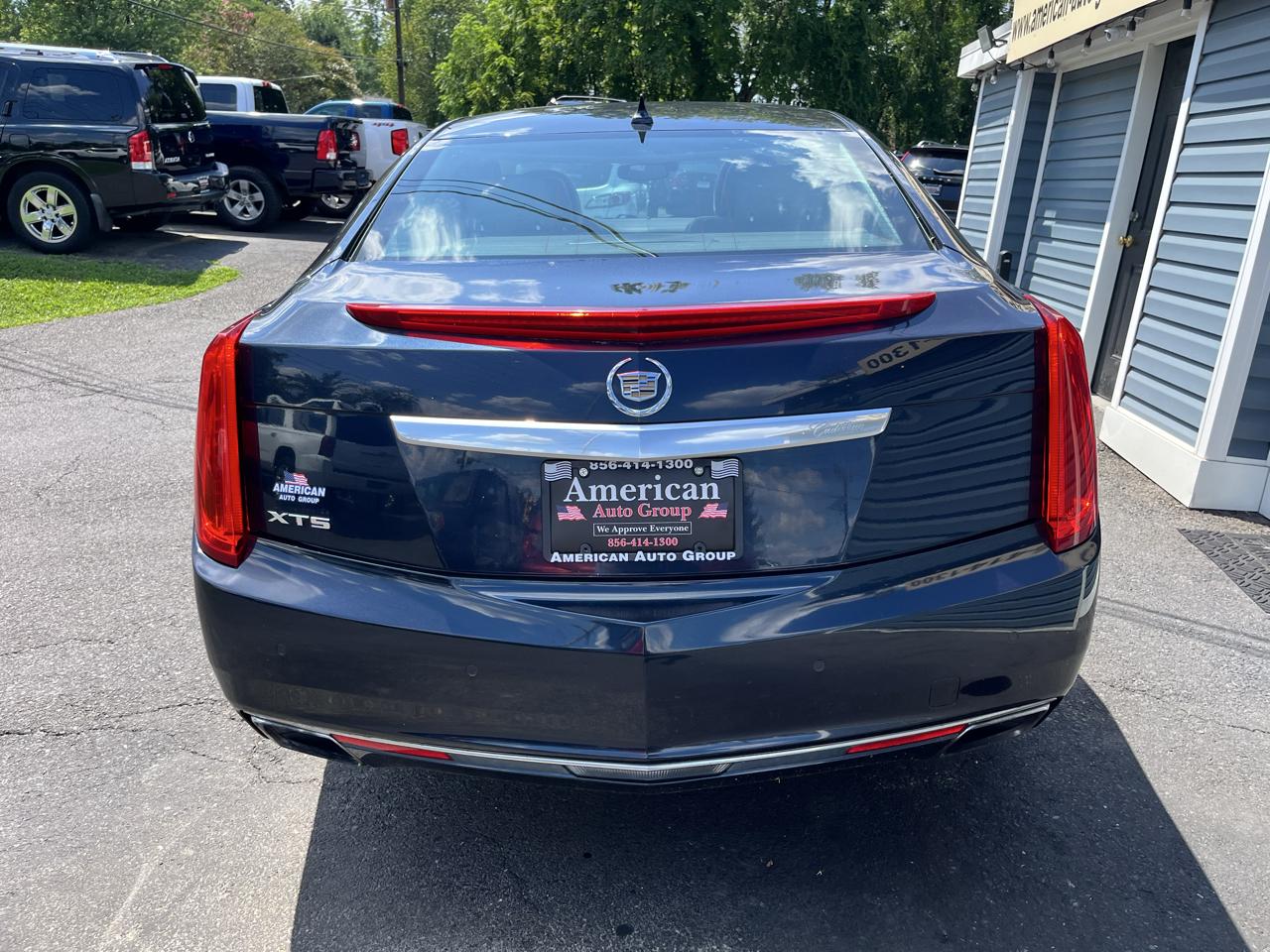 Cadillac XTS 4dr Sdn Luxury FWD 2013