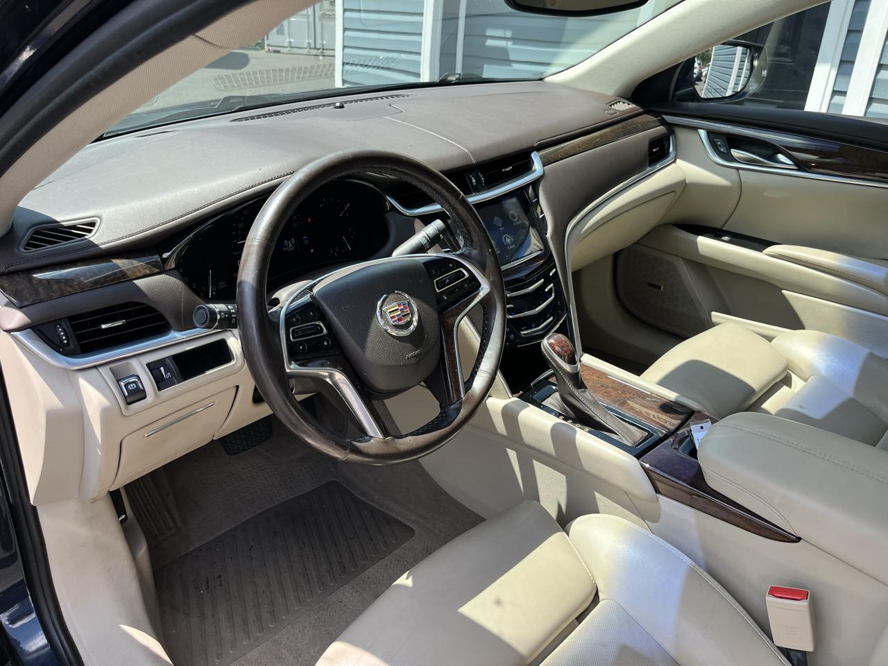Cadillac XTS 4dr Sdn Luxury FWD 2013