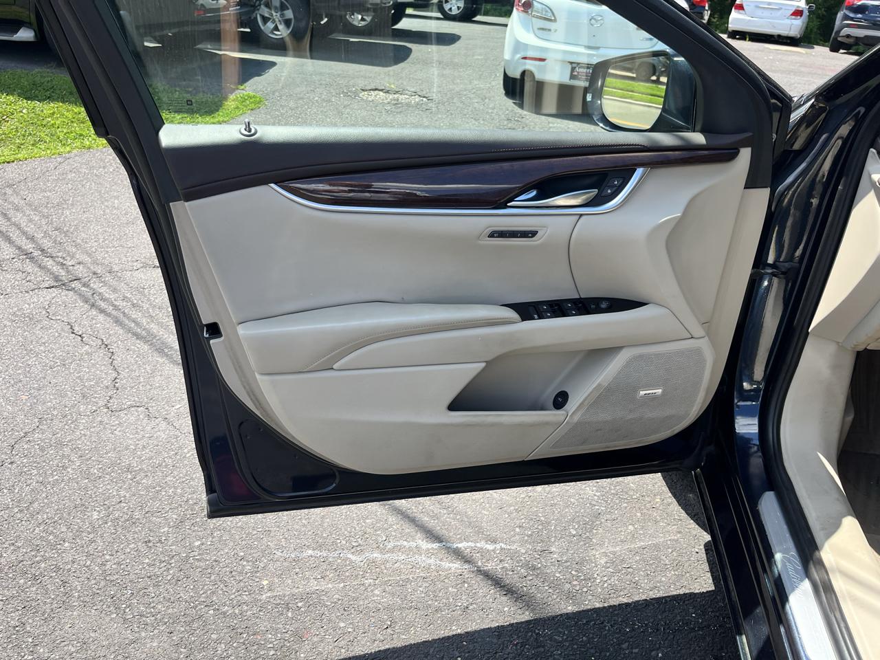 Cadillac XTS 4dr Sdn Luxury FWD 2013