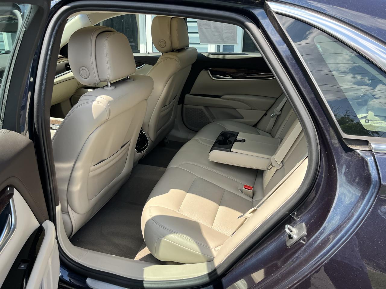 Cadillac XTS 4dr Sdn Luxury FWD 2013