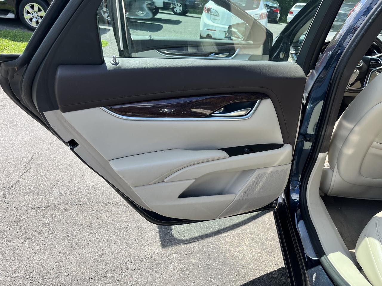 Cadillac XTS 4dr Sdn Luxury FWD 2013