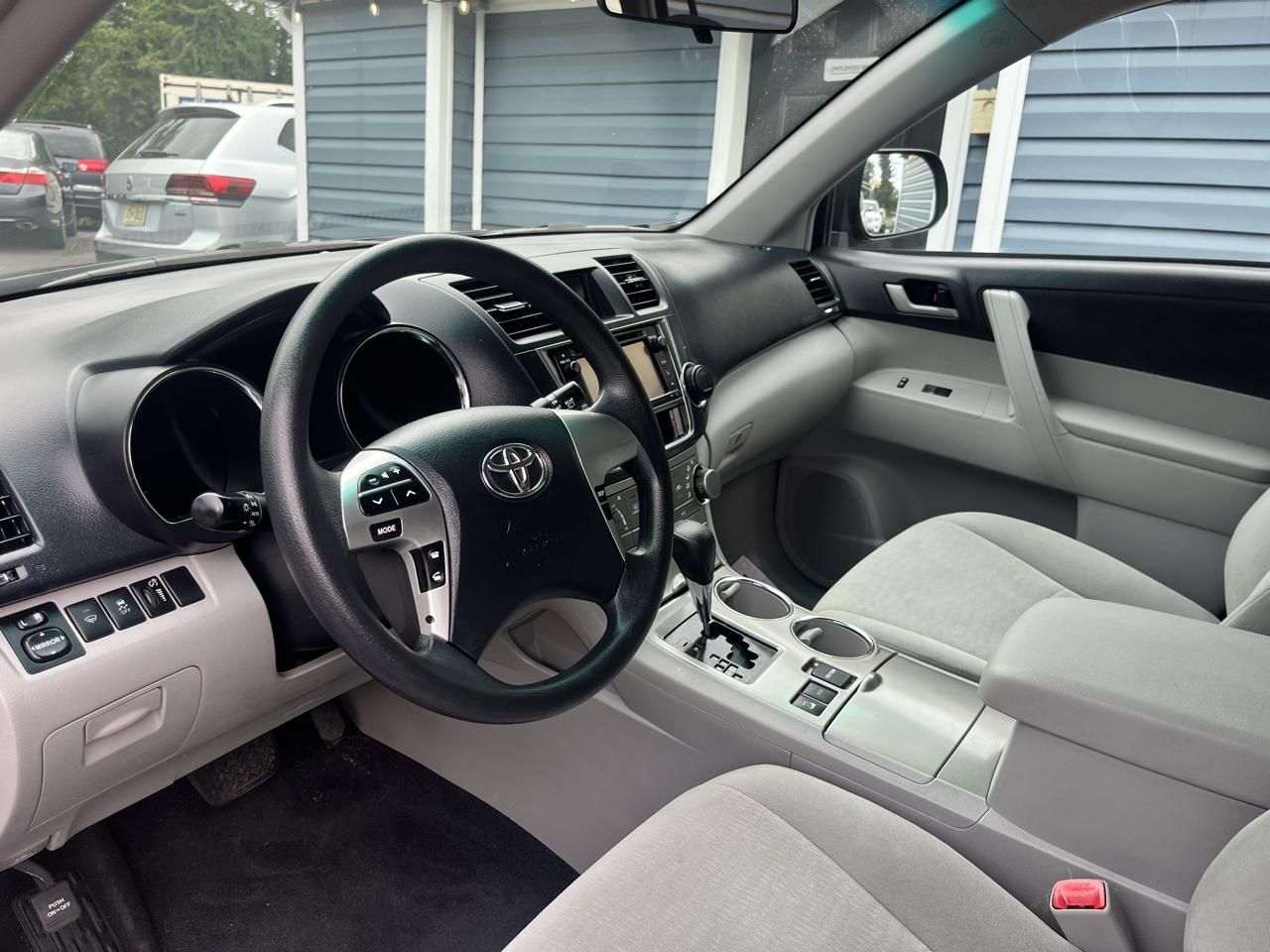 Toyota Highlander 4WD 4dr V6 (Natl) 2013