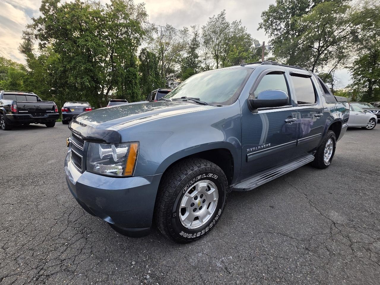 Chevrolet Avalanche 4WD Crew Cab LS 2012