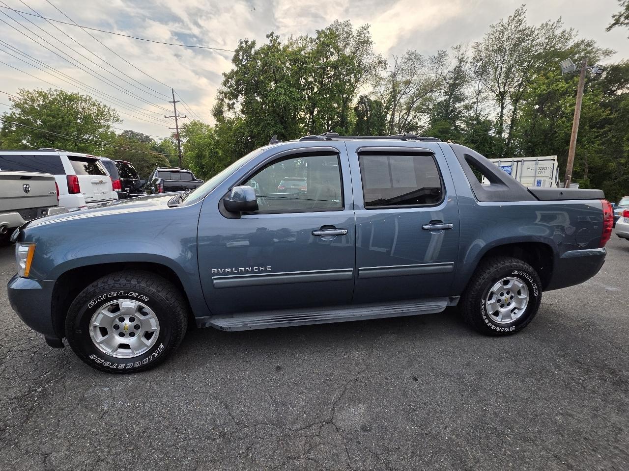 Chevrolet Avalanche 4WD Crew Cab LS 2012