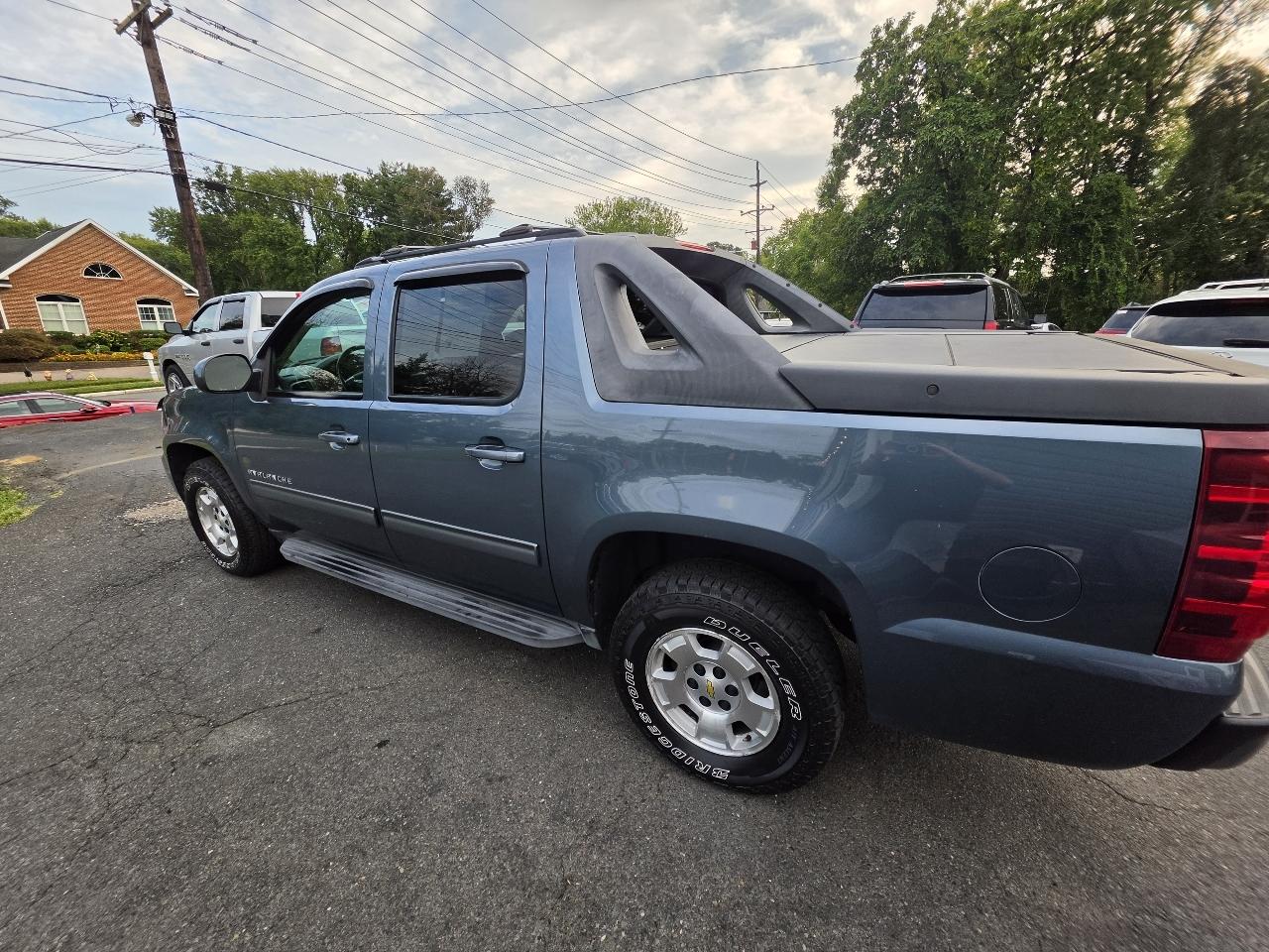 Chevrolet Avalanche 4WD Crew Cab LS 2012