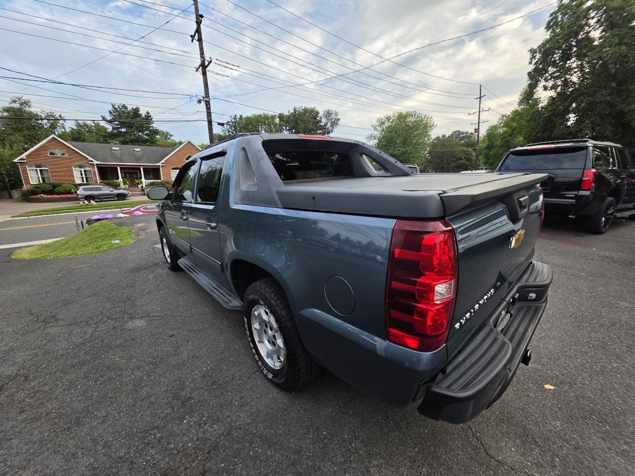 Chevrolet Avalanche 4WD Crew Cab LS 2012