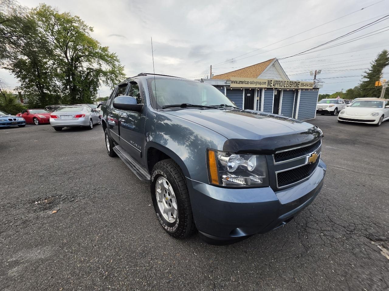 Chevrolet Avalanche 4WD Crew Cab LS 2012