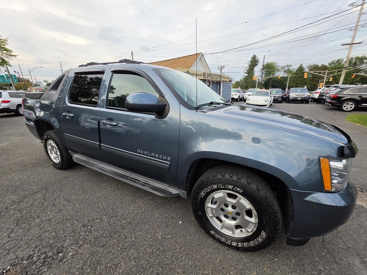 Chevrolet Avalanche 4WD Crew Cab LS 2012