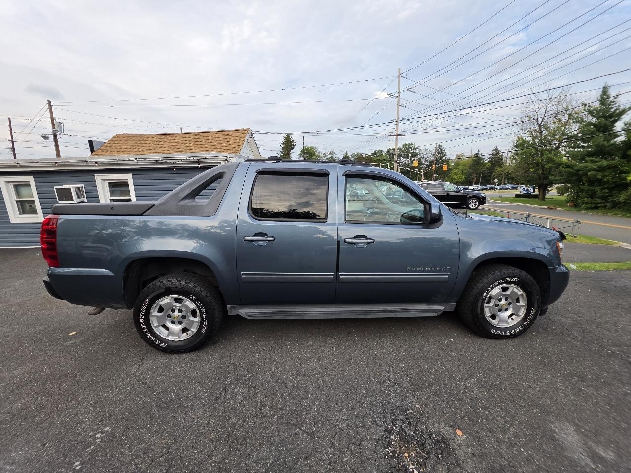 Chevrolet Avalanche 4WD Crew Cab LS 2012