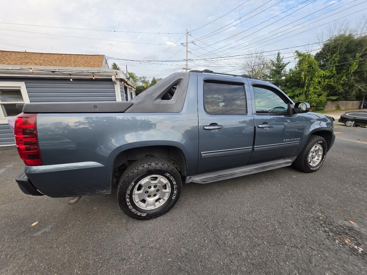 Chevrolet Avalanche 4WD Crew Cab LS 2012