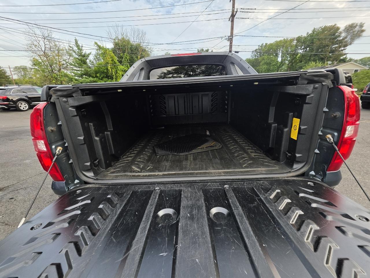Chevrolet Avalanche 4WD Crew Cab LS 2012