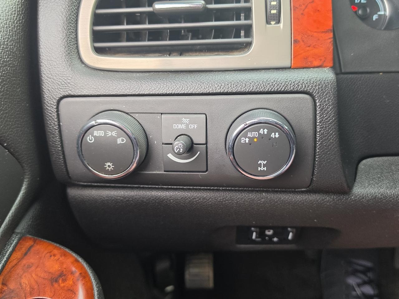 Chevrolet Avalanche 4WD Crew Cab LS 2012