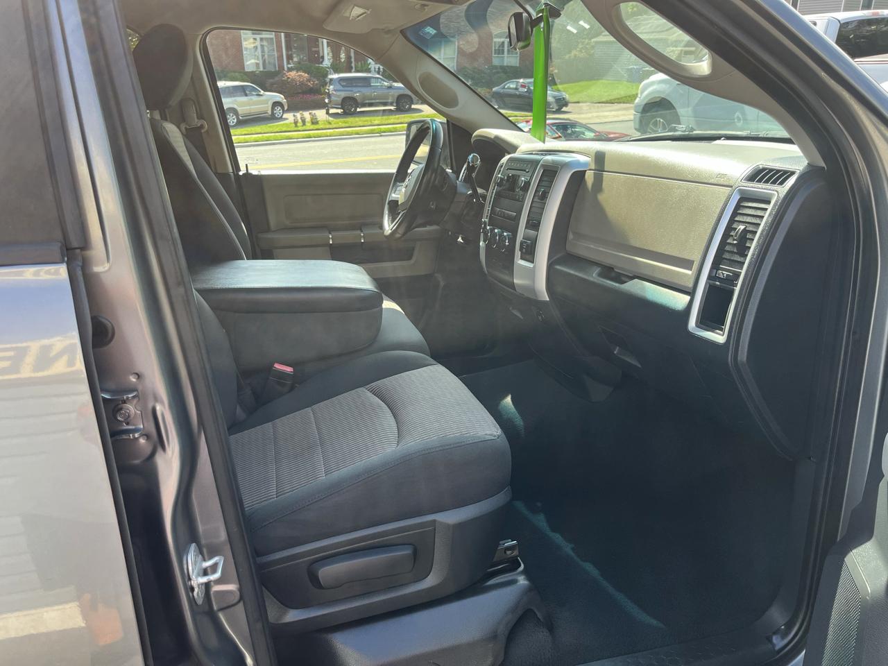 Dodge Ram 1500 4WD Quad Cab 140.5" SLT 2010