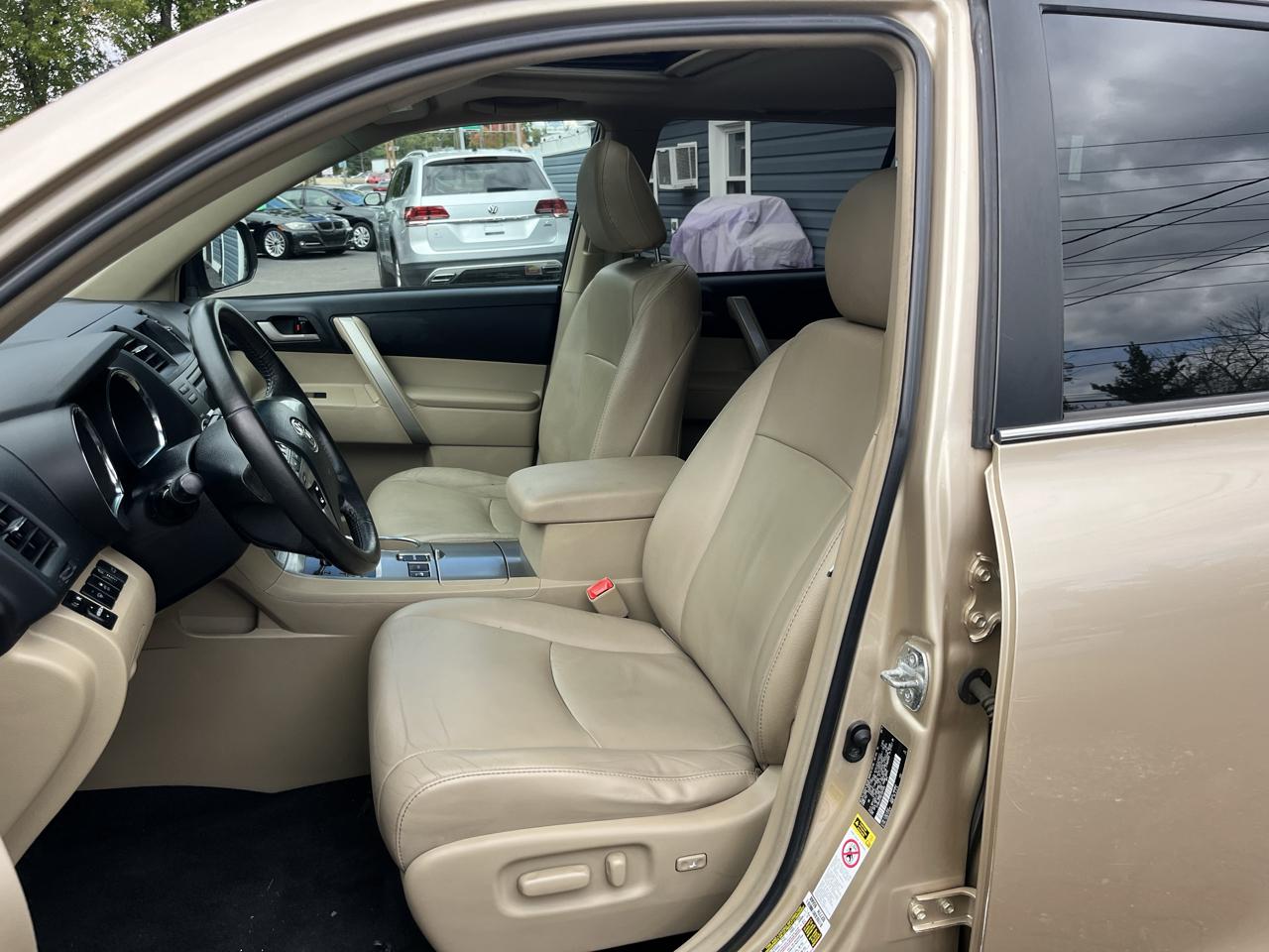 Toyota Highlander 4WD 4dr V6 (Natl) 2012