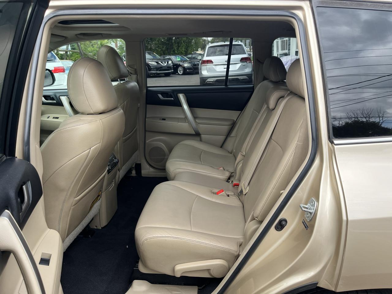 Toyota Highlander 4WD 4dr V6 (Natl) 2012
