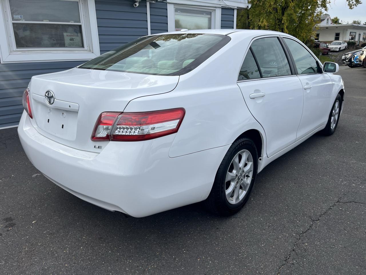Toyota Camry 4dr Sdn I4 Auto LE (Natl) 2011