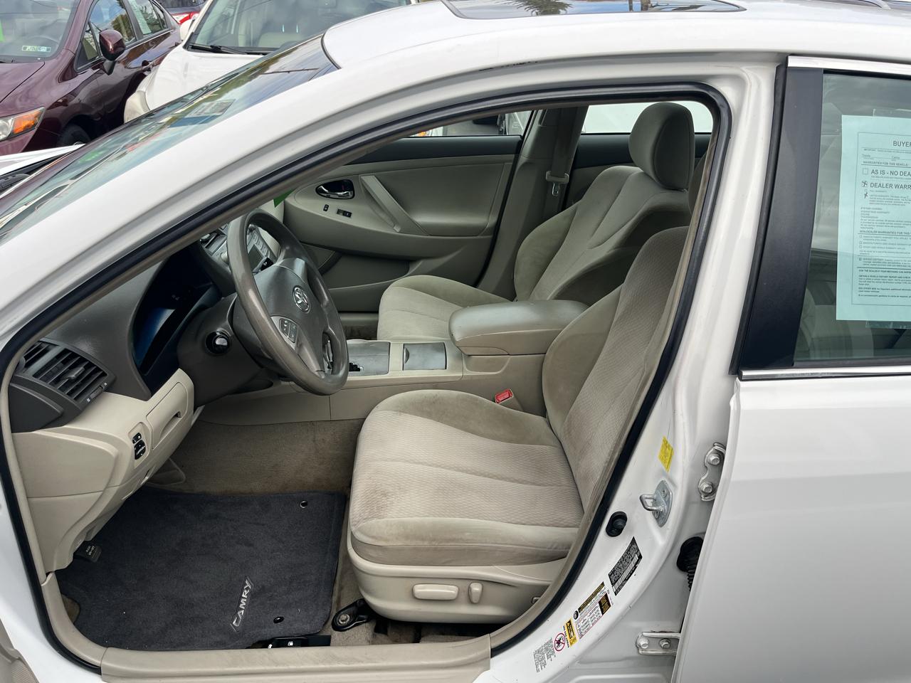 Toyota Camry 4dr Sdn I4 Auto LE (Natl) 2011