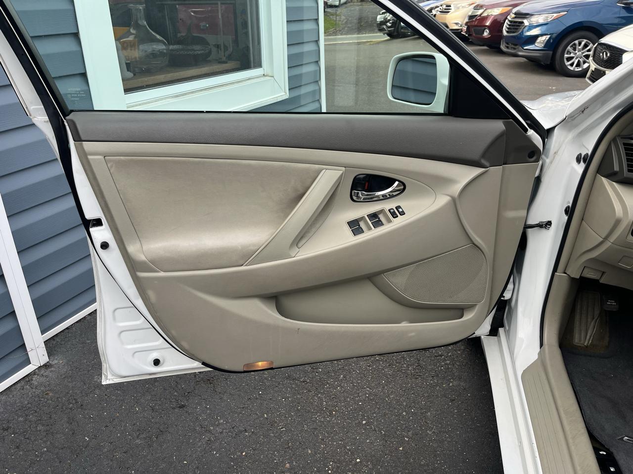 Toyota Camry 4dr Sdn I4 Auto LE (Natl) 2011
