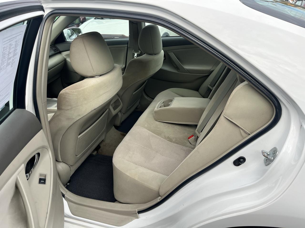 Toyota Camry 4dr Sdn I4 Auto LE (Natl) 2011