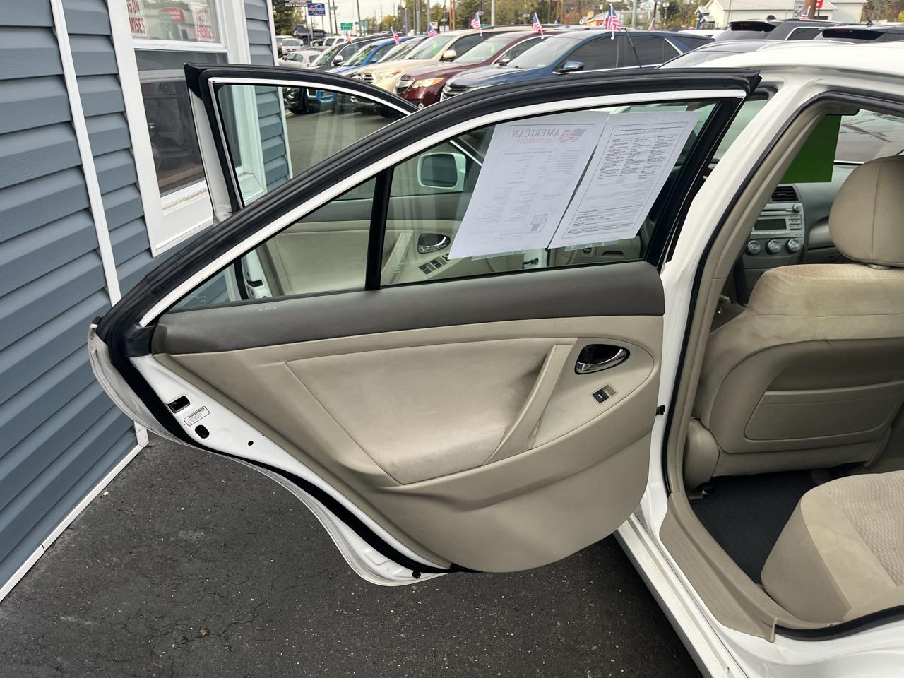 Toyota Camry 4dr Sdn I4 Auto LE (Natl) 2011