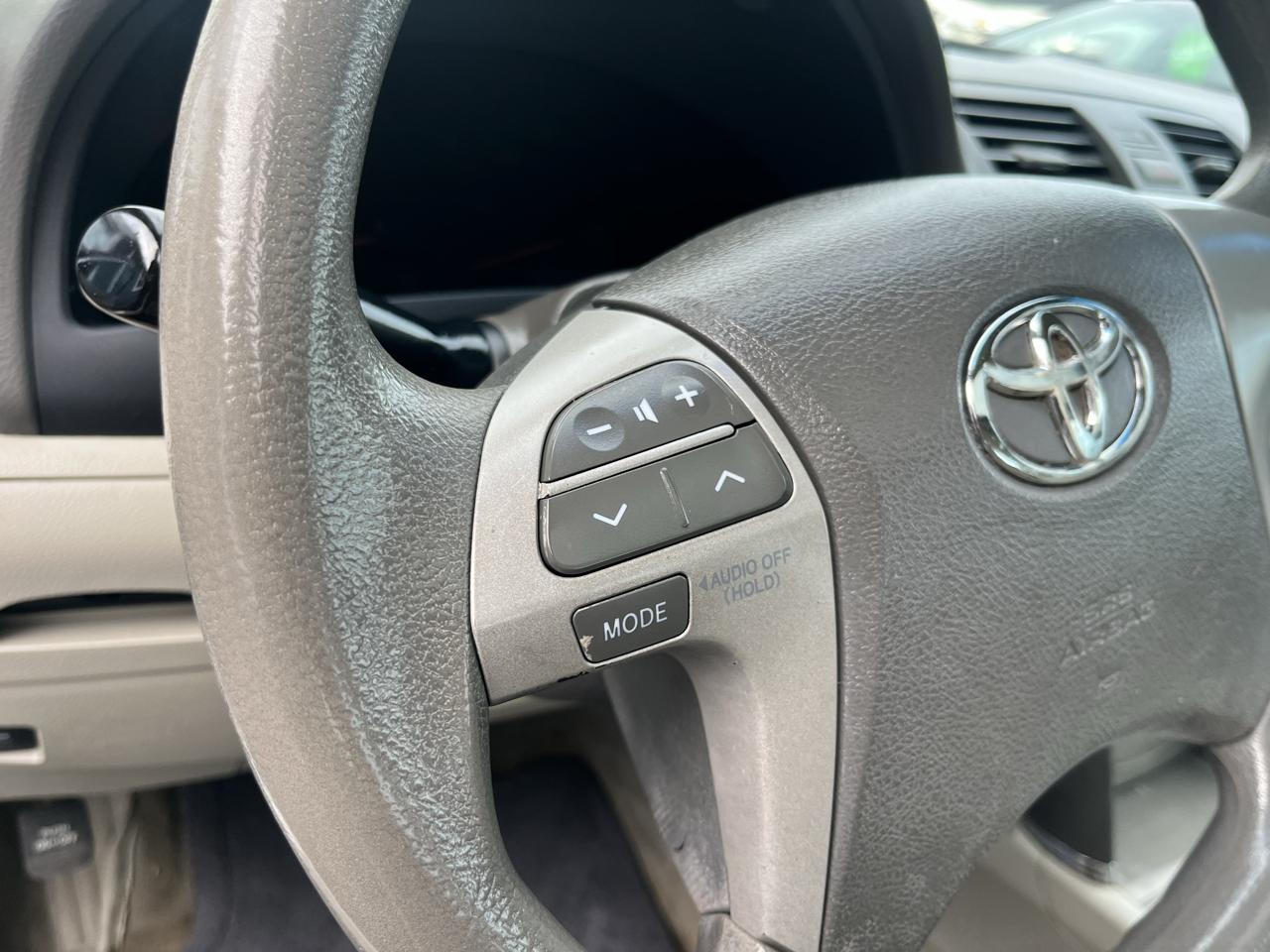 Toyota Camry 4dr Sdn I4 Auto LE (Natl) 2011