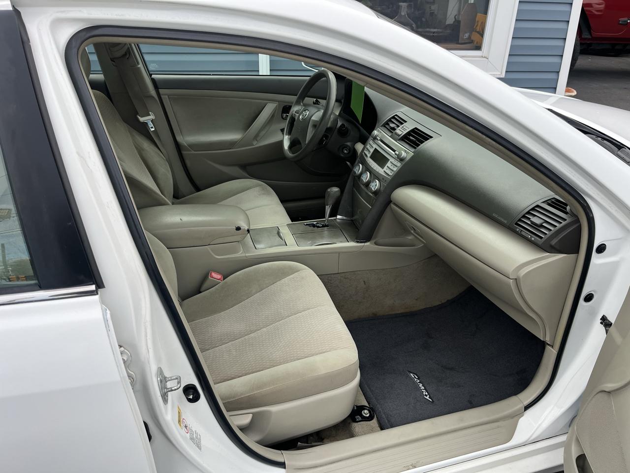 Toyota Camry 4dr Sdn I4 Auto LE (Natl) 2011