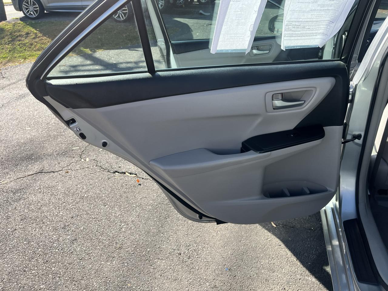 Toyota Camry 4dr Sdn I4 Auto LE (Natl) 2015