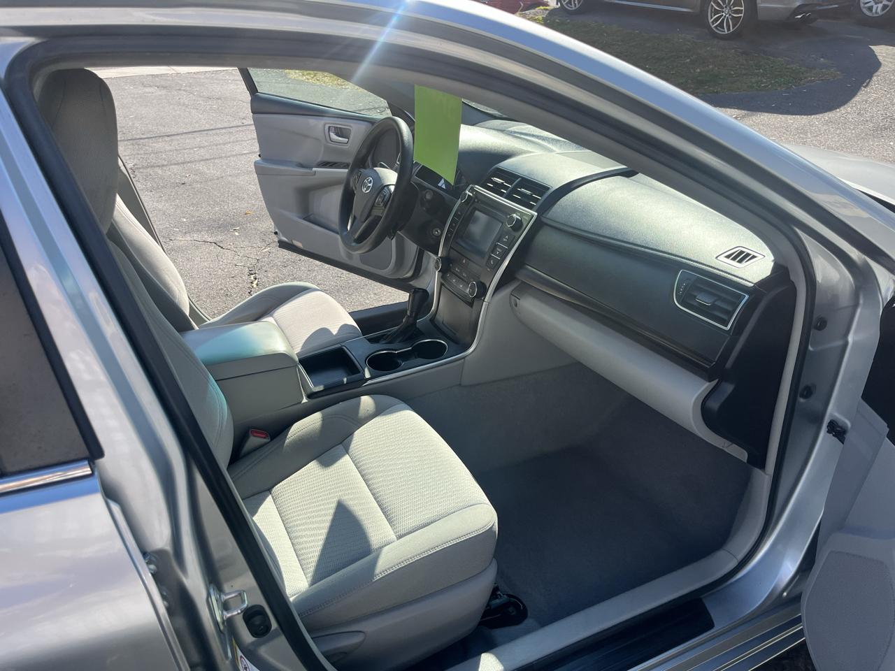 Toyota Camry 4dr Sdn I4 Auto LE (Natl) 2015