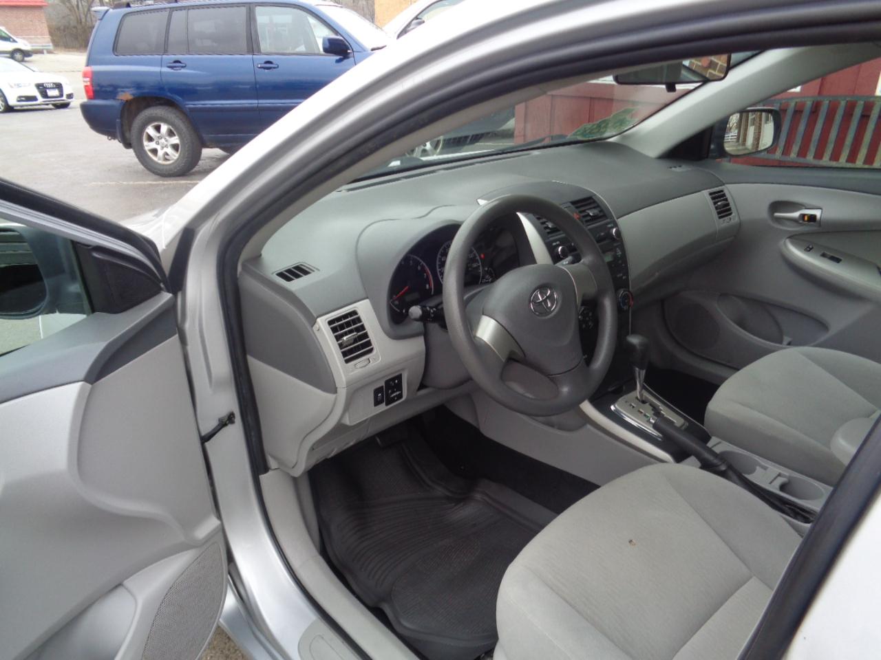 Toyota Corolla 4dr Sdn LE Auto 2010