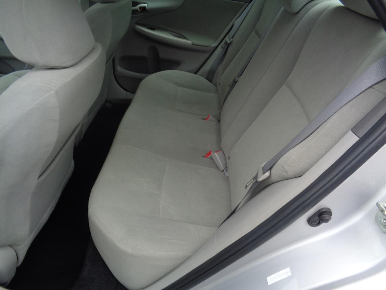 Toyota Corolla 4dr Sdn LE Auto 2010