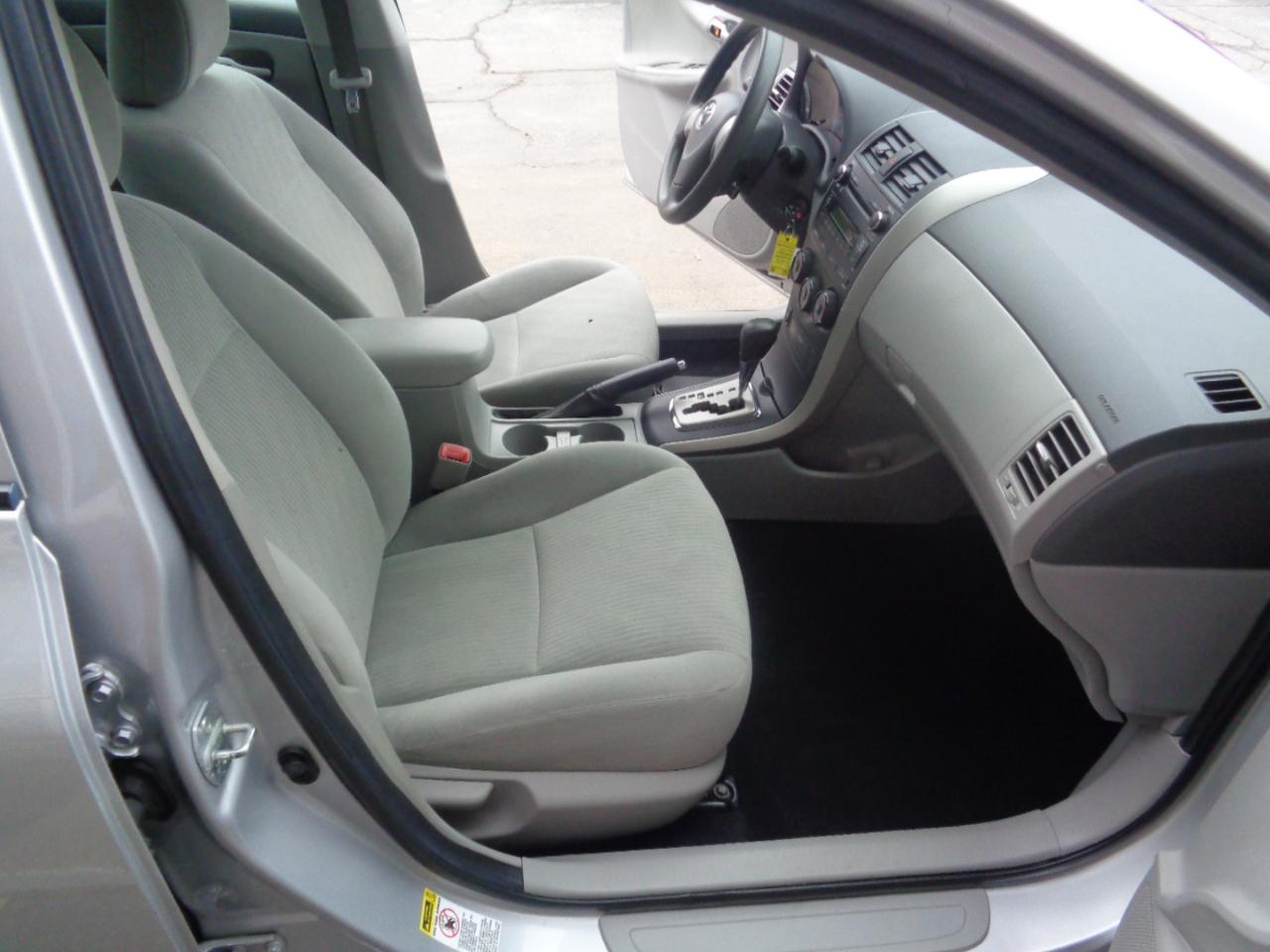 Toyota Corolla 4dr Sdn LE Auto 2010