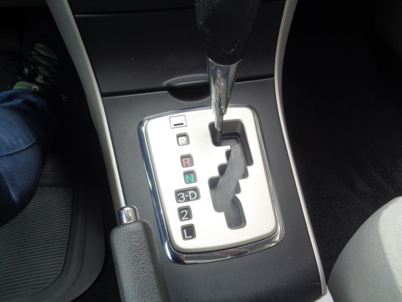 Toyota Corolla 4dr Sdn LE Auto 2010