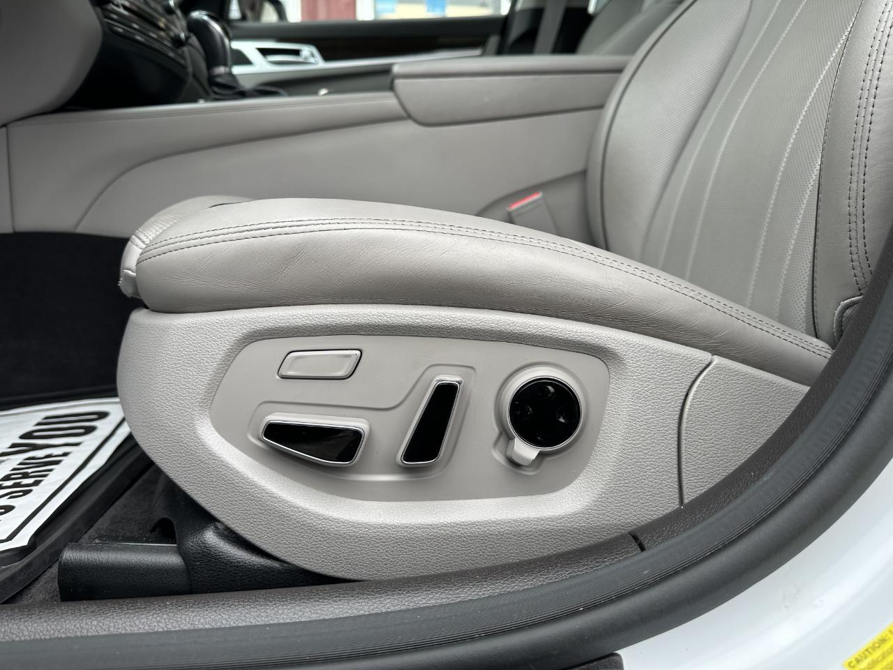 Hyundai Genesis 4dr Sdn V6 3.8L AWD 2016