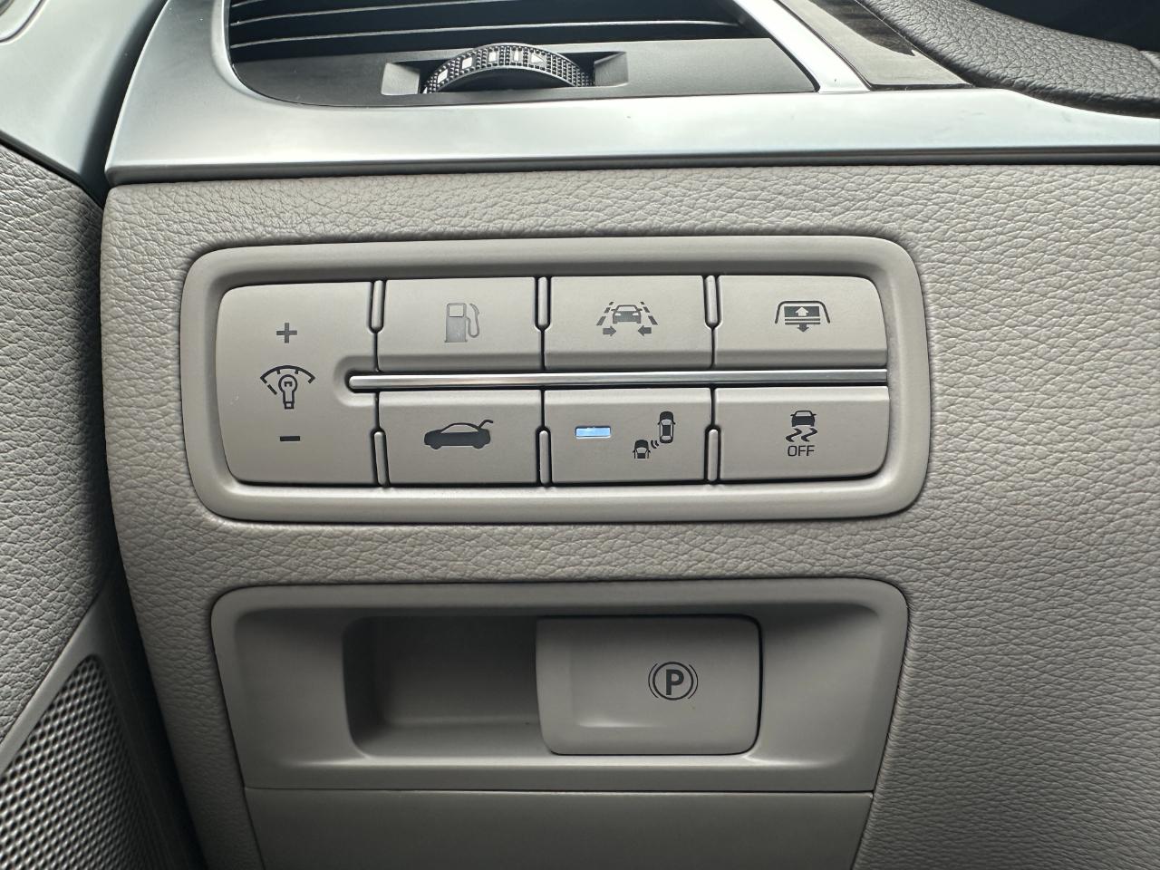 Hyundai Genesis 4dr Sdn V6 3.8L AWD 2016