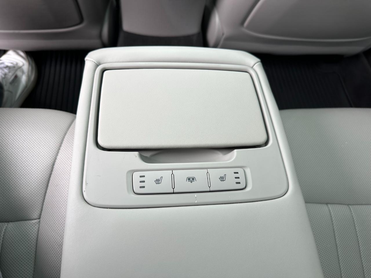 Hyundai Genesis 4dr Sdn V6 3.8L AWD 2016