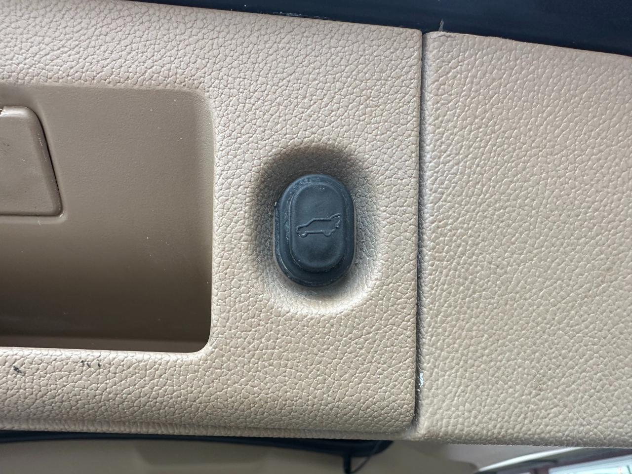 Cadillac Escalade ESV 4WD 4dr Platinum 2018