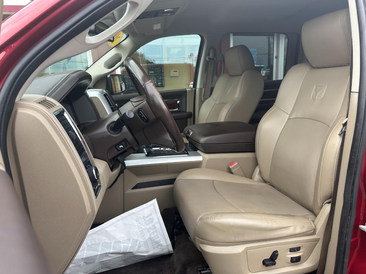 RAM 1500 2WD Crew Cab 140.5" Laramie 2011