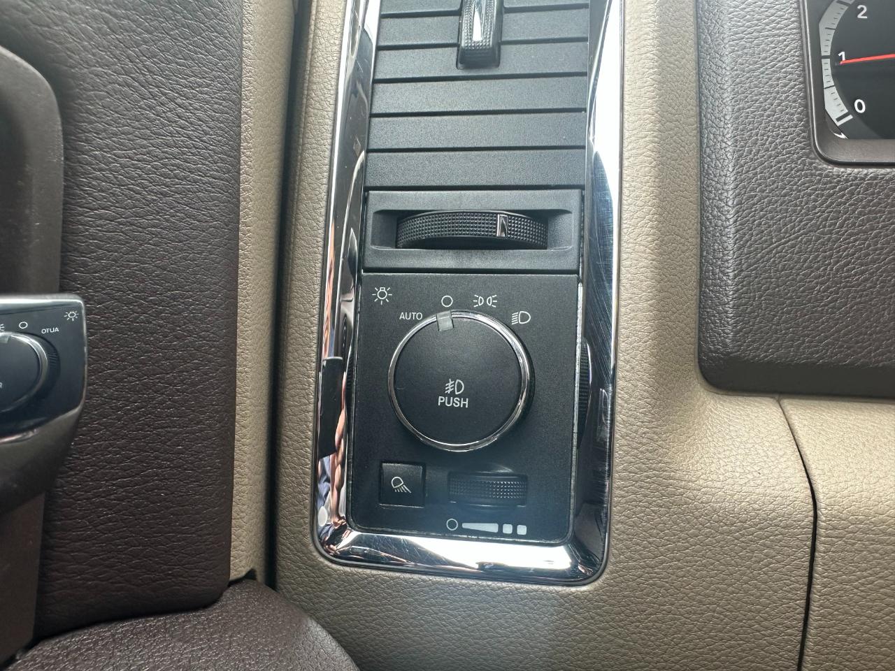 RAM 1500 2WD Crew Cab 140.5" Laramie 2011