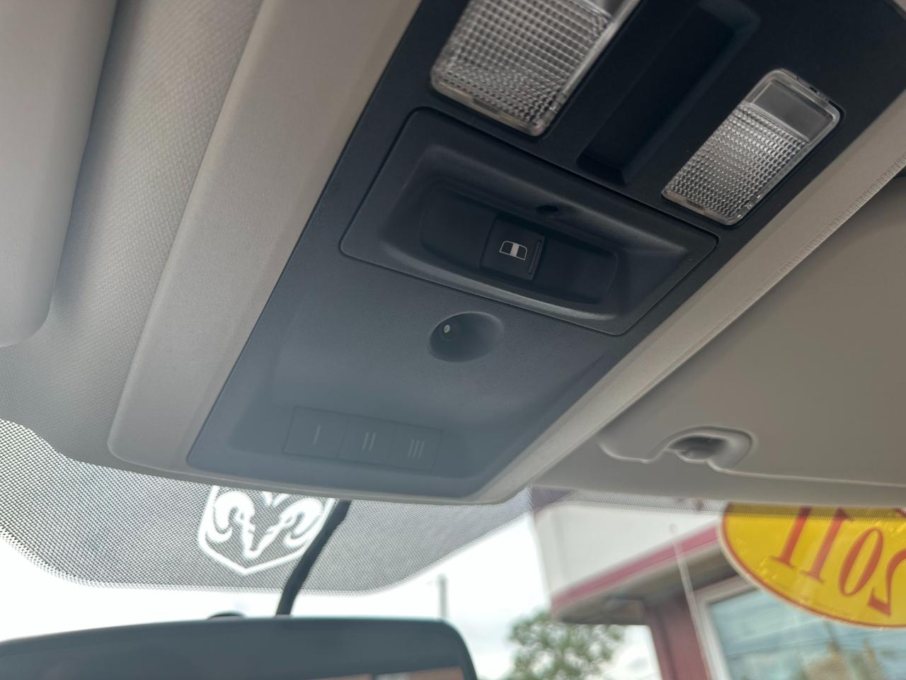 RAM 1500 2WD Crew Cab 140.5" Laramie 2011