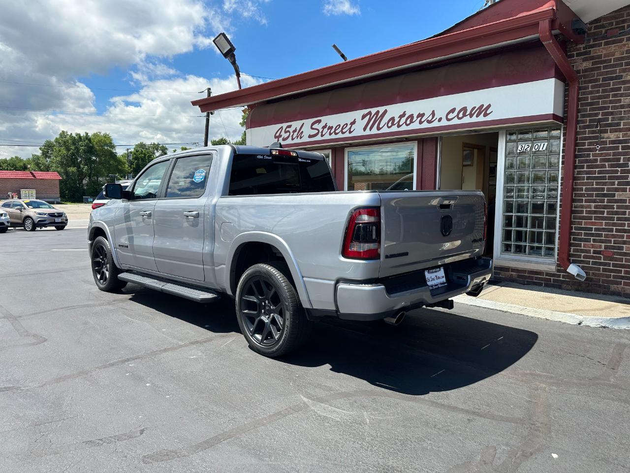 RAM 1500 Laramie 4x4 Crew Cab 5'7" Box 2022