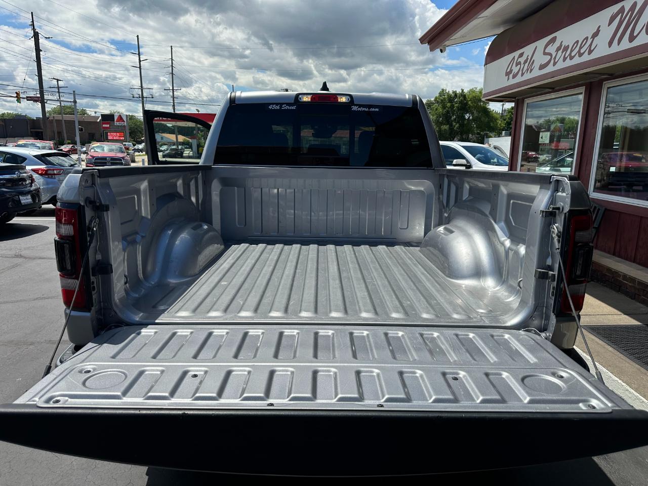 RAM 1500 Laramie 4x4 Crew Cab 5'7" Box 2022