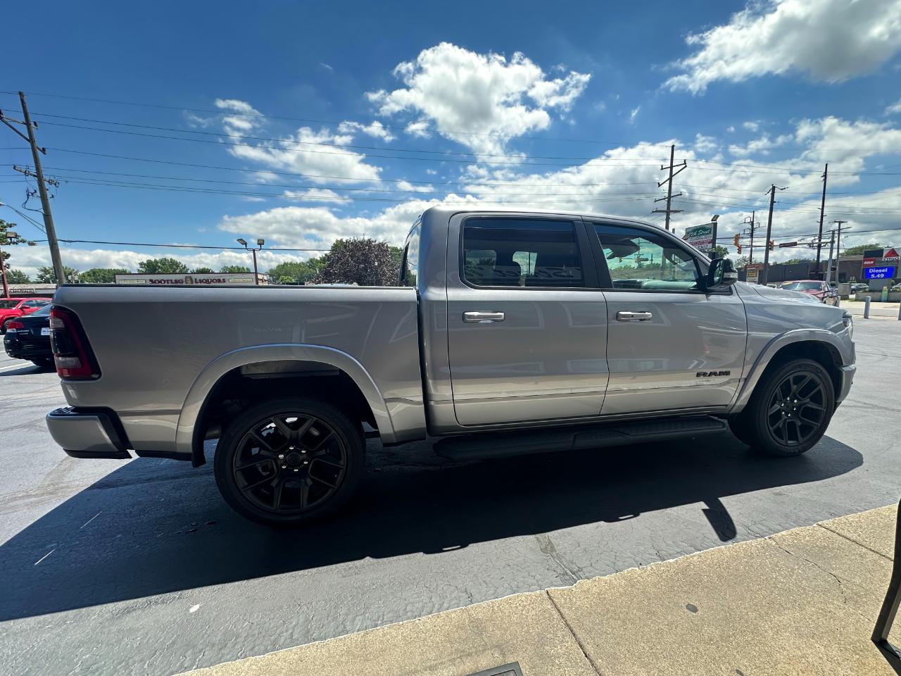 RAM 1500 Laramie 4x4 Crew Cab 5'7" Box 2022