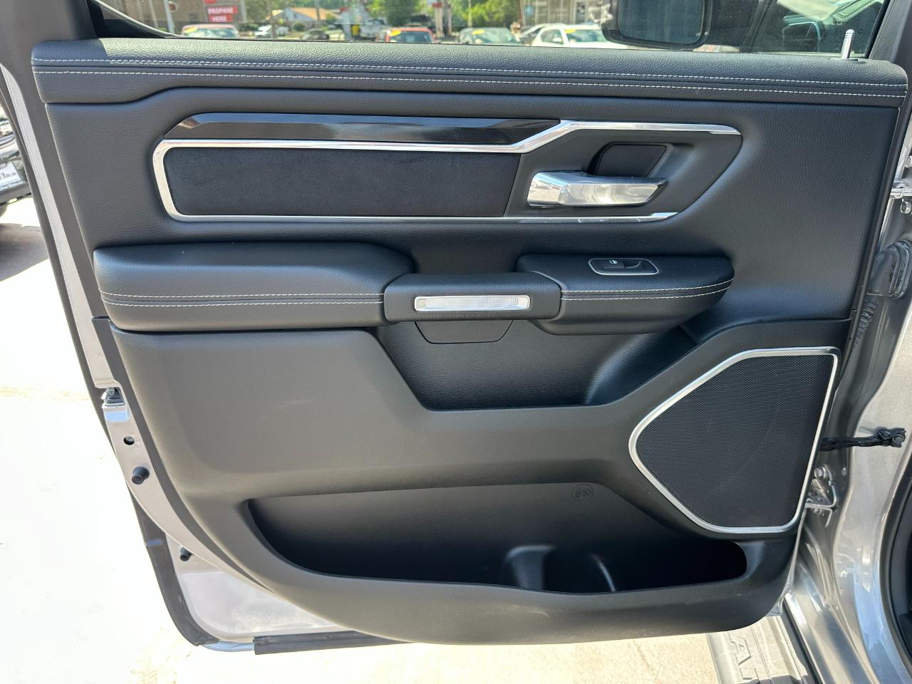 RAM 1500 Laramie 4x4 Crew Cab 5'7" Box 2022