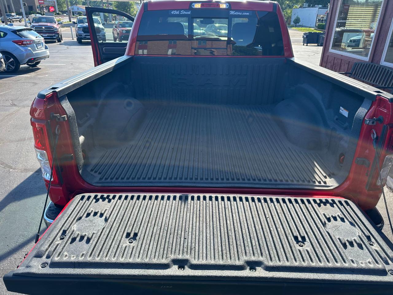 RAM 1500 Big Horn 4x4 Crew Cab 5'7" Box 2023